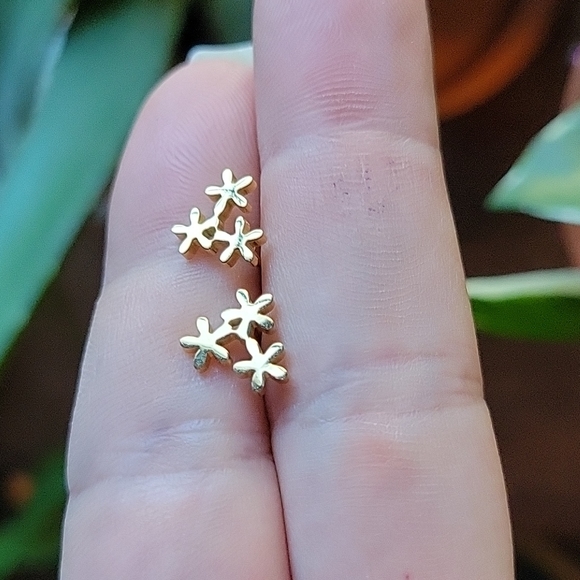 Dainty Flower Cluster Stud Earrings, choice of color - Picture 4 of 5